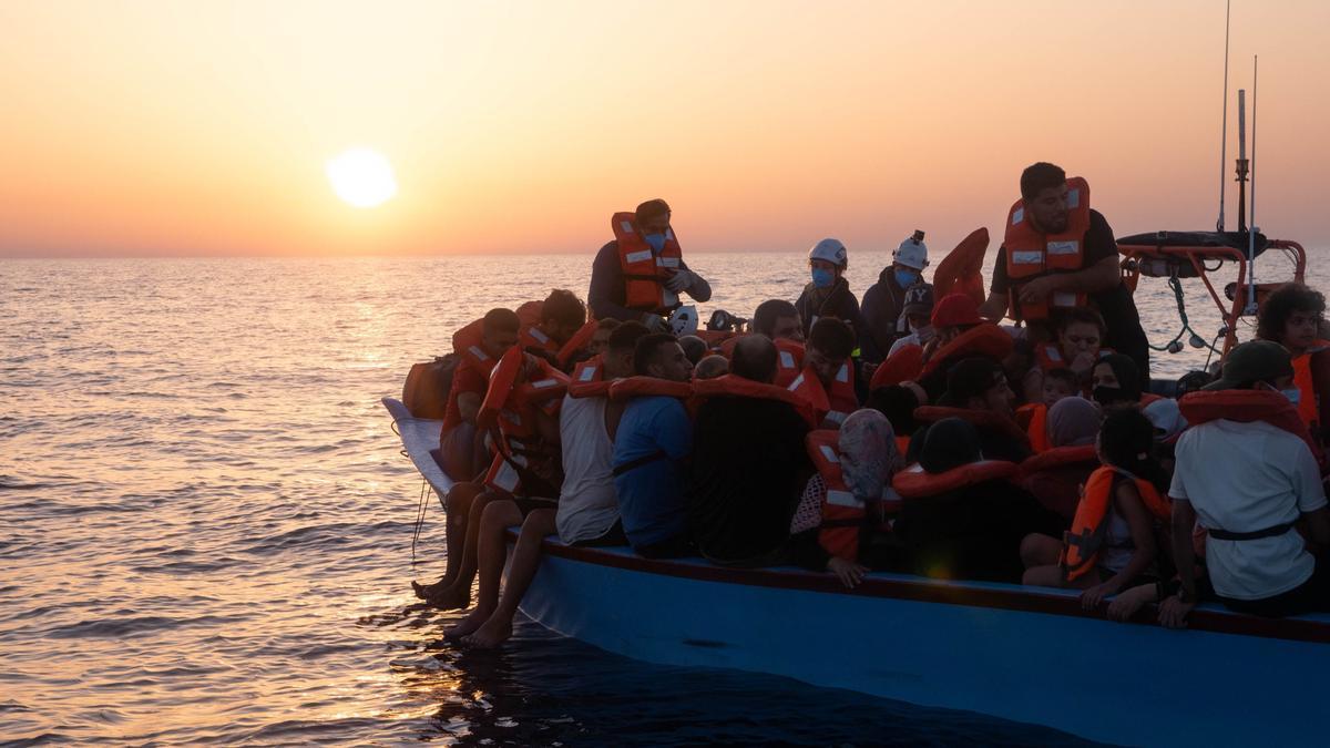Archivo - Rescate de migrantes por el barco 'Sea Watch 3' en el Mediterráneo.