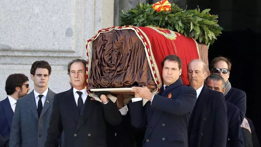 Luis Alfonso de Borbón, Francis Franco y Jaime Martínez-Bordiú, entre otros familiares de Francisco Franco, portan el féretro con los restos mortales del dictador.