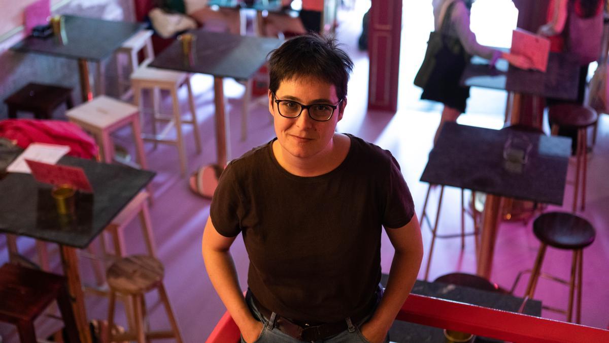 La periodista Andrea Momoitio publica 'Farsante. Una historia queer en la Falange'.