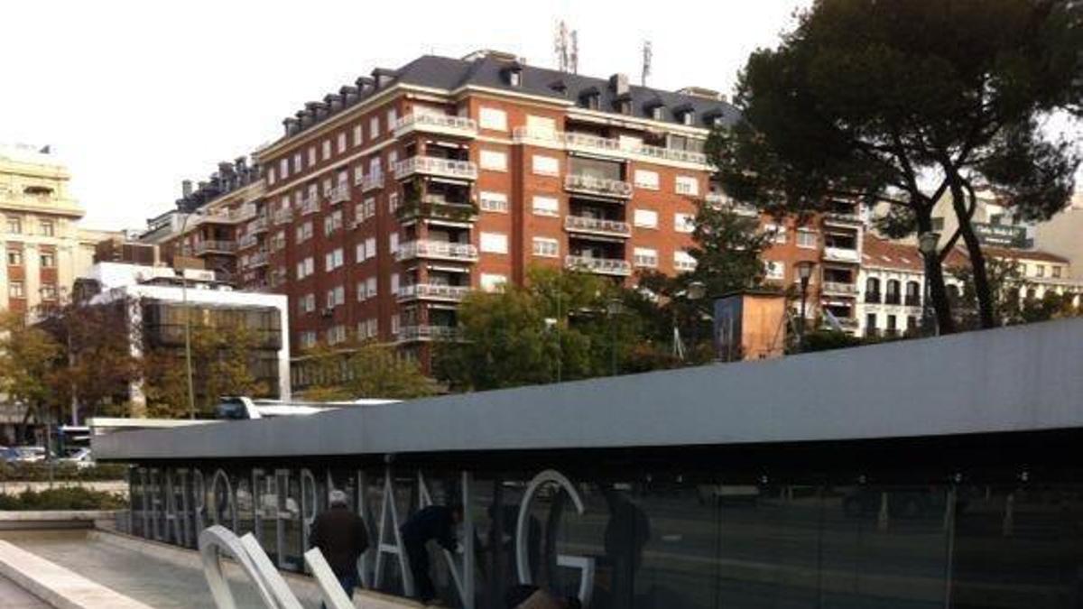 Retirada del rótulo del Fernán Gómez.