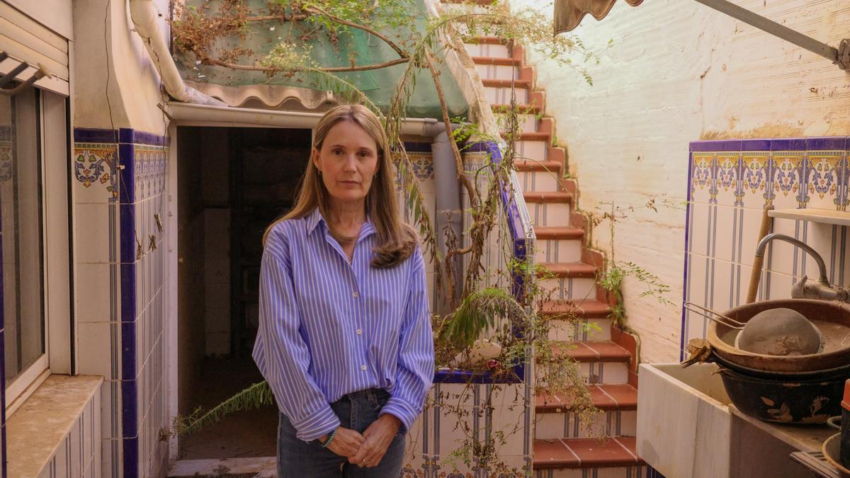 Rosa Álvarez, presidenta de la Asociación Víctimas Mortales de la Dana, en la casa de su padre en Massanassa.