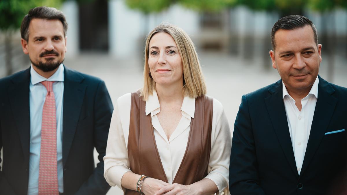 La presidenta de la Junta de Extremadura en funciones, María Guardiola (c) y el candidato de Vox en Extremadura, Óscar Fernández (d), atienden a los medios de comunicación