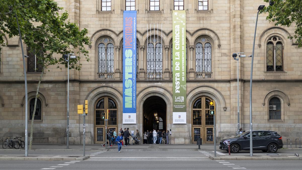 Varias personas acuden a ejercer su derecho a voto en la Universitat de Barcelona, a 12 de mayo de 2024, en Barcelona.