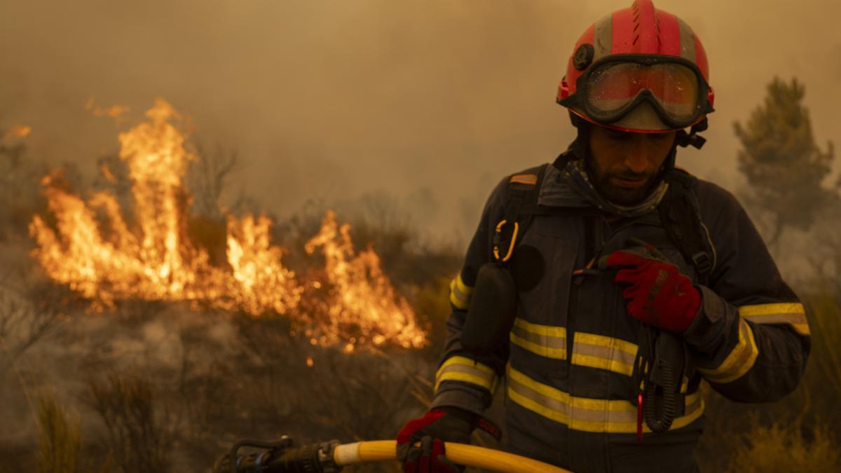 Un bombero forestal trabaja en la aldea de Lamas (Cualedro), en Ourense, el 15 de agosto.