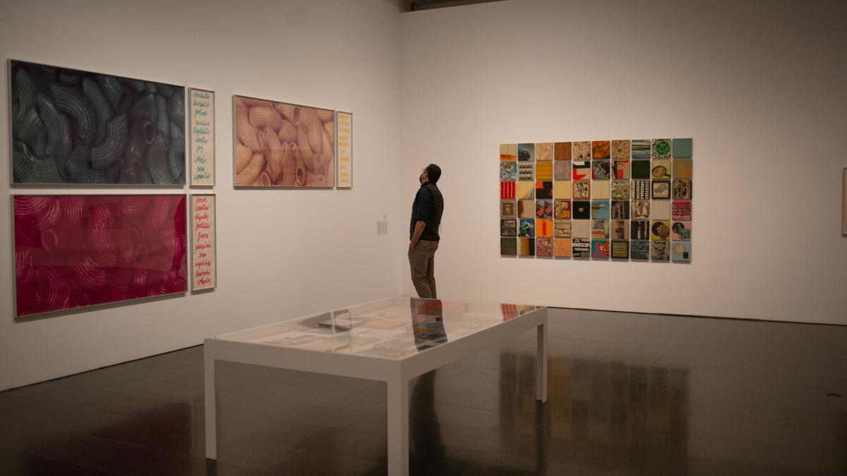 Un hombre visita la exposición 'En tiempo real. La colección de Rafeael Tous de arte conceptual’, en el Museo de Arte Contemporáneo de Barcelona (Macba).