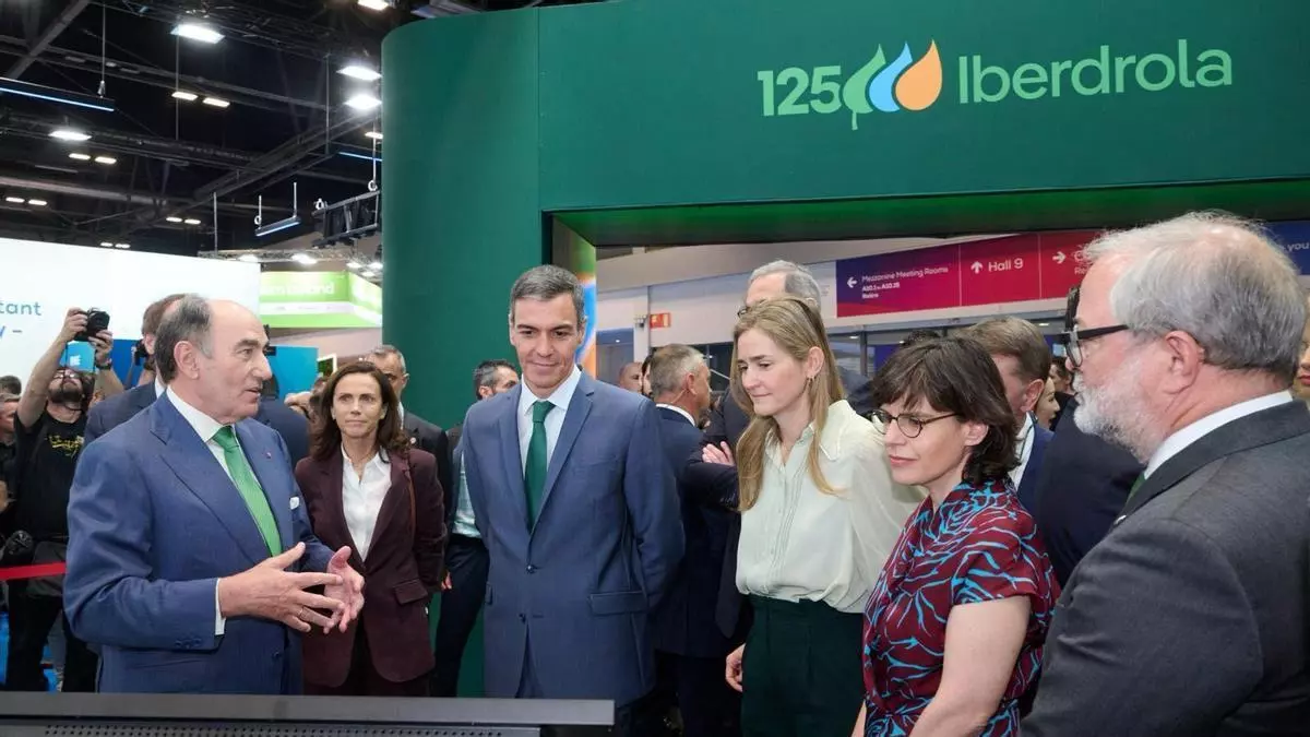 Ignacio Sánchez Galán recibe en el stand de Iberdrola en WindEurope a Pedro Sánchez y Sara Aagesen.