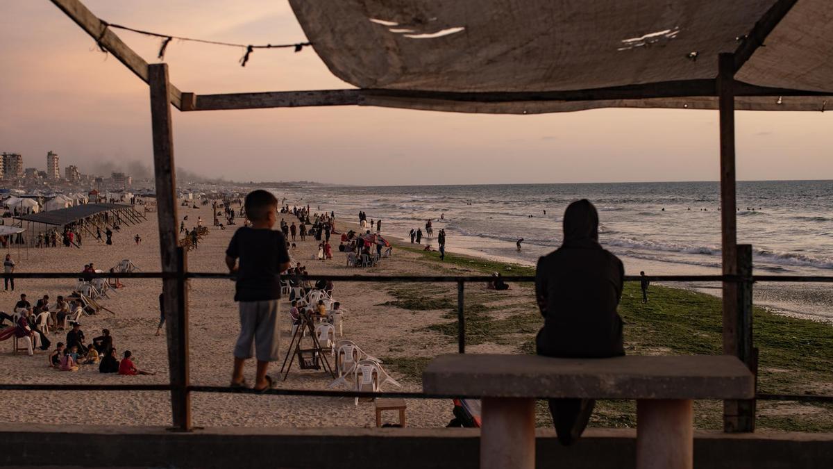 Palestinos en la playa de ciudad de Gaza después de que Israel prohibiera acceder al agua de la costa.