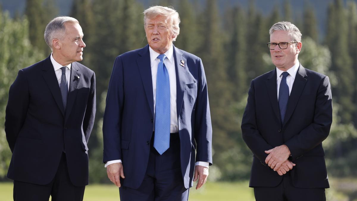 El primer ministro canadiense, Mark Carney, Donald Trump y Keir Starmer, posan para una foto familiar durante la Cumbre del G7 en Canadá.