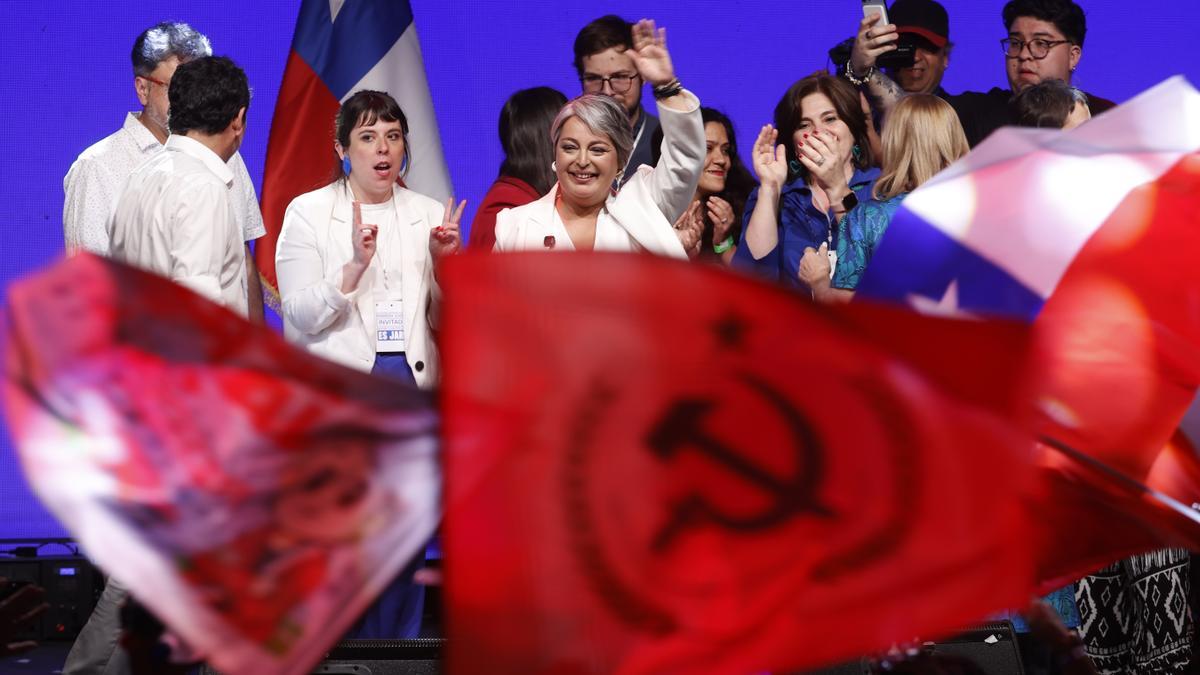 La candidate à la présidence du Chili pour le parti Unité pour le Chili, Jeannette Jara, après avoir connu les résultats des élections de ce dimanche, à Santiago (Chili).