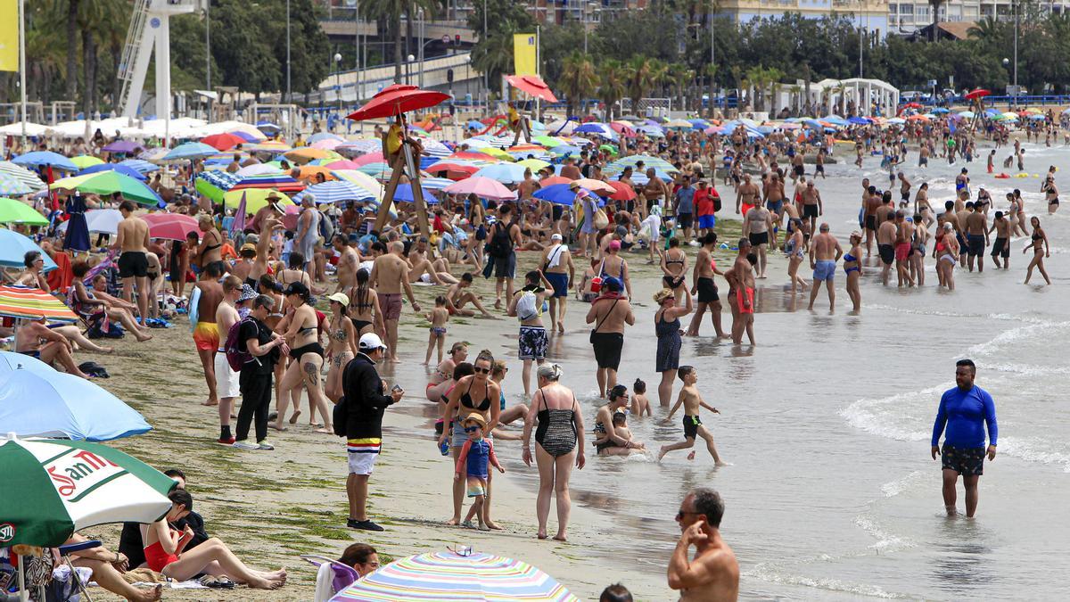 Cientos de personas en la playa alicantina de el Postiguet.
