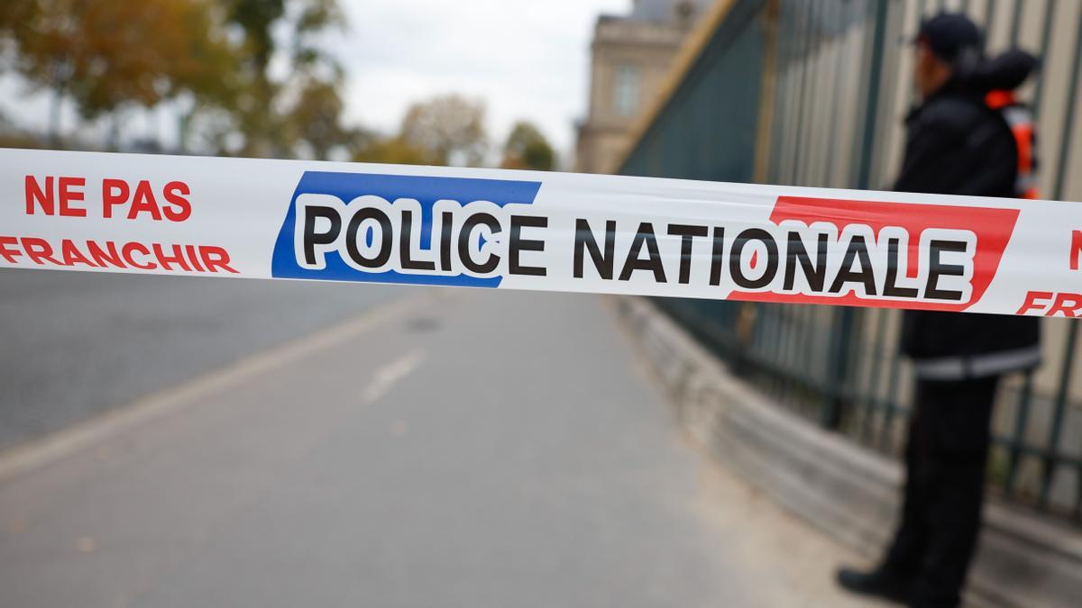 La policía acordonó la esquina sureste del Museo del Louvre, en el Quai François-Mitterrand, a orillas del río Sena.