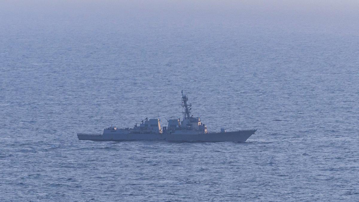 El destructor de misiles guiados USS Spruance (DDG 111) estadounidense durante el bloqueo a barcos iraníes este miércoles, en el estrecho de Ormuz.