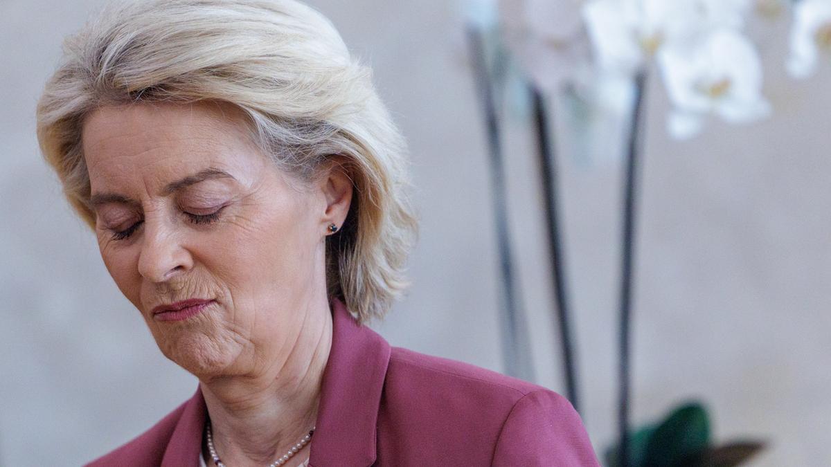 La presidenta de la Comisión Europea, Ursula von der Leyen, llega a la reunión semanal del Colegio de Comisarios de la UE en Bruselas, Bélgica.
