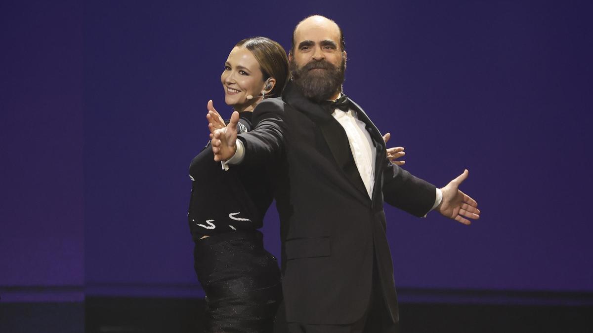 Los presentadores Rigoberta Bandini y Luis Tosar, durante la ceremonia de entrega de la 40 edición de los Premios Goya.