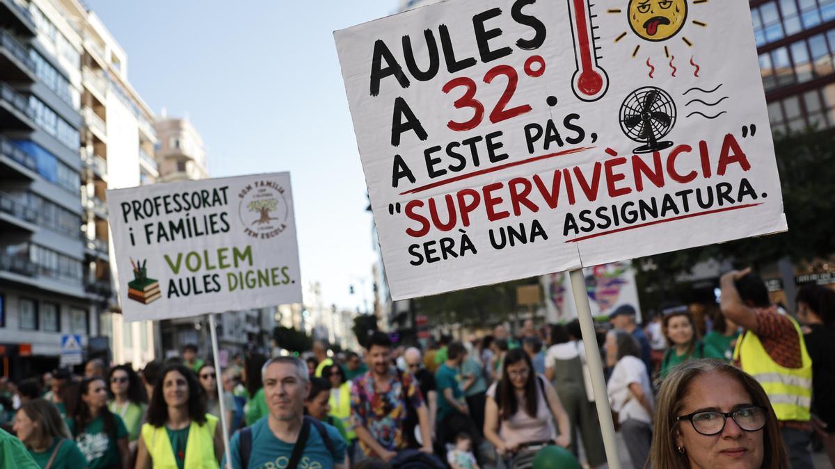 Docentes, familias y estudiantes en las calles del centro de Valencia en una nueva manifestación.