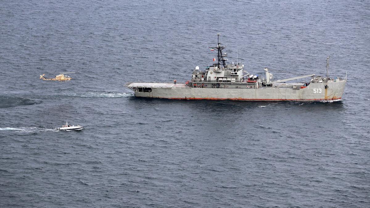 Archivo - Imagen de archivo de un barco iraní durante un ejercicio militar cerca del estrecho de Ormuz