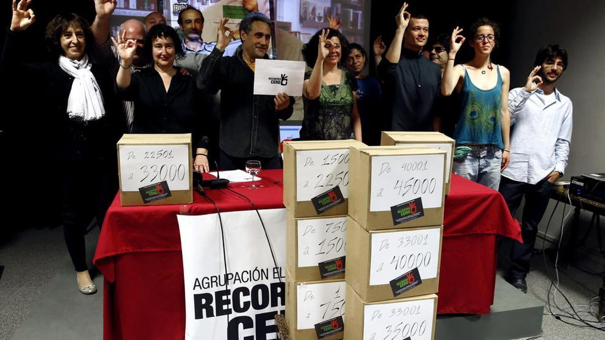 Miembros de Recortes Cero presentan los 49.100 avales recogidos.