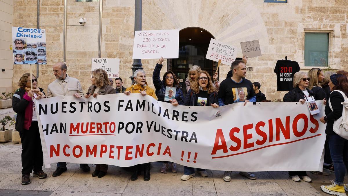Entidades sociales, cívicas y sindicales de la Comunitat Valenciana se concentran en las puertas de Les Corts Valencianes.
