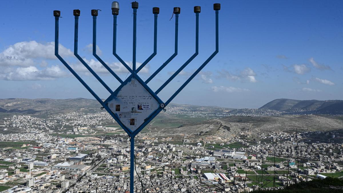 Una januquiá, candelabro que representa el judaismo, en un mirador de la ciudad de Nablus