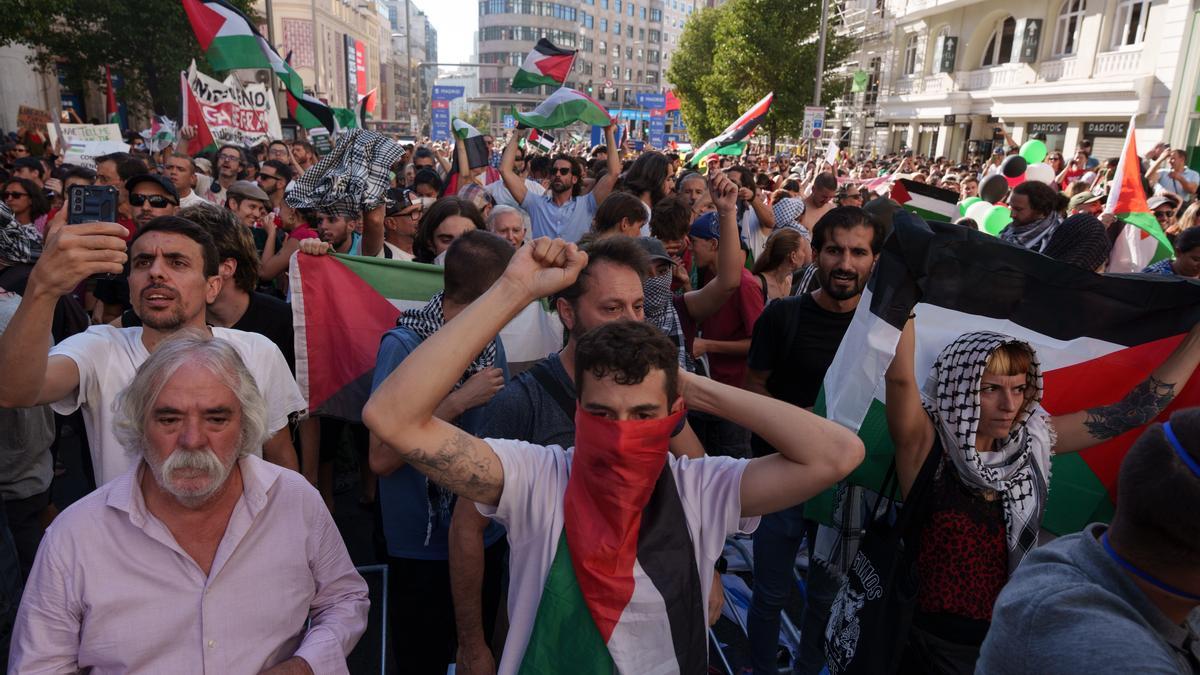 Varias personas con banderas de Palestina en la Gran Vía antes de pasar la etapa 21 de la Vuelta Ciclista a España, a 14 de septiembre de 2025, en Madrid (España).