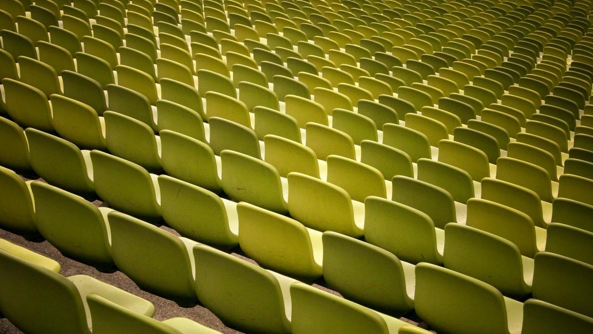 Asientos vacíos en un auditorio.