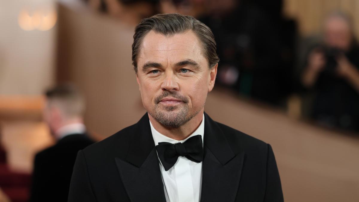 El estadounidense Leonardo DiCaprio posa a su llegada a la edición 83 de los Premios Globos de Oro.