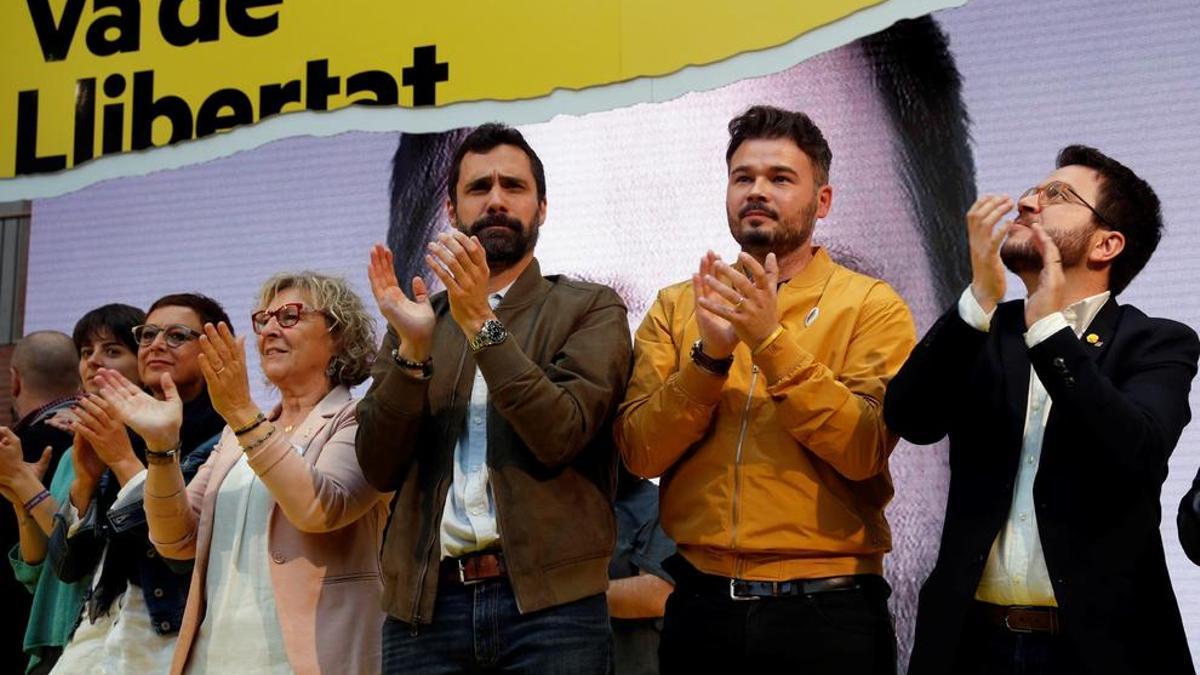 El diputado nacional, Gabriel Rufián, el vicepresidente del Govern, Pere Aragonés (d), el presidente del Parlament, Roger Torrent, (3d) y el alcaldable por Barcelona, Ernest Maragall, en un acto electoral de ERC este domingo en Barcelona.