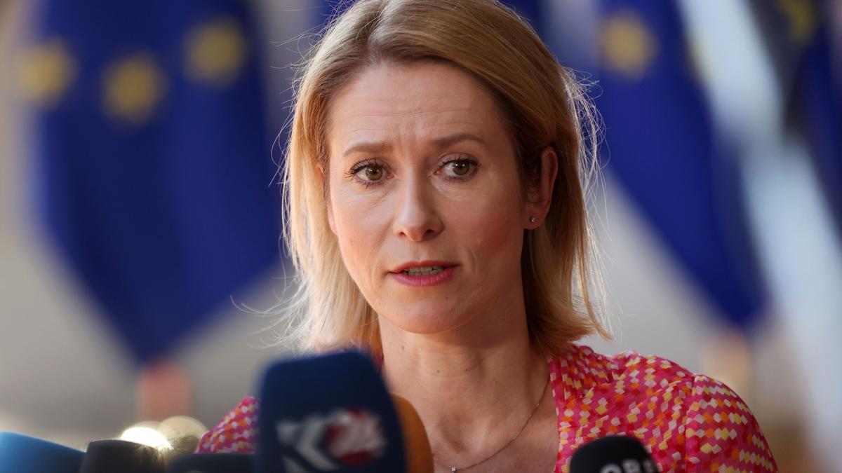La Alta Representante de la UE para Asuntos Exteriores y Política de Seguridad, Kaja Kallas, habla con la prensa durante un Consejo de Ministros de Asuntos Exteriores y Defensa de la UE en Bruselas.