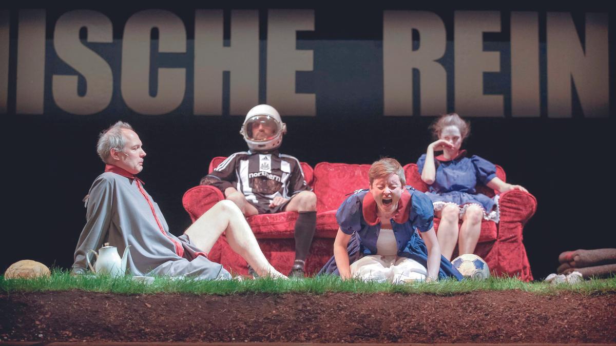 Representación de Perro muerto en tintorería: Los Fuertes, de Angélica Lidell, en el Festival Nuevo Drama de Berlín en marzo de 2017.