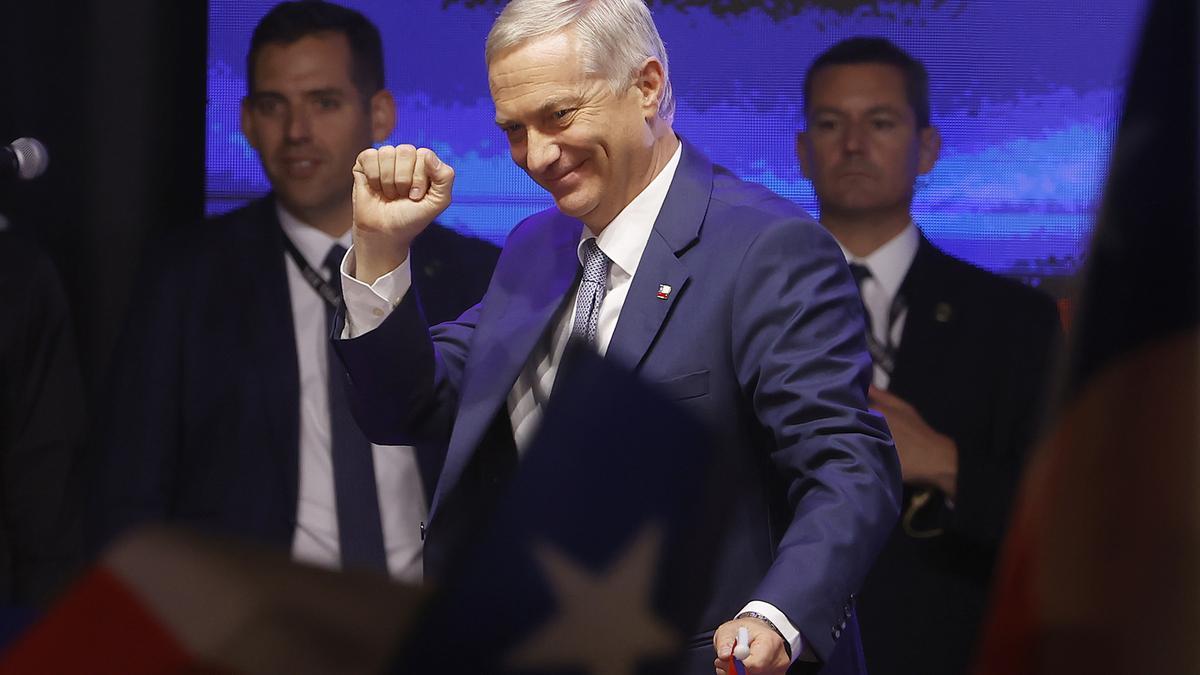 El presidente electo de Chile, el ultraderechista José Antonio Kast, celebra frente a simpatizantes este domingo, en Santiago (Chile).