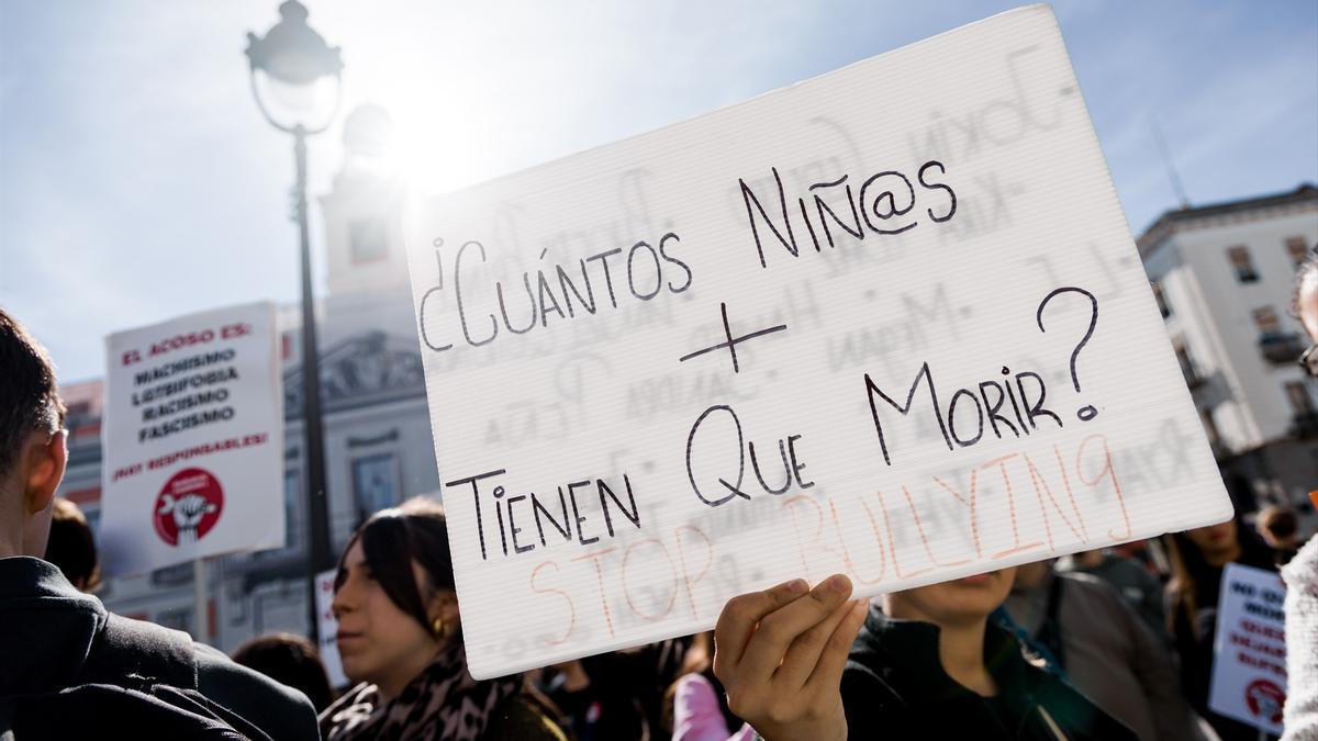 Varios estudiantes con pancartas durante una manifestación en la Puerta del Sol, a 28 de octubre de 2025, en Madrid (España).
