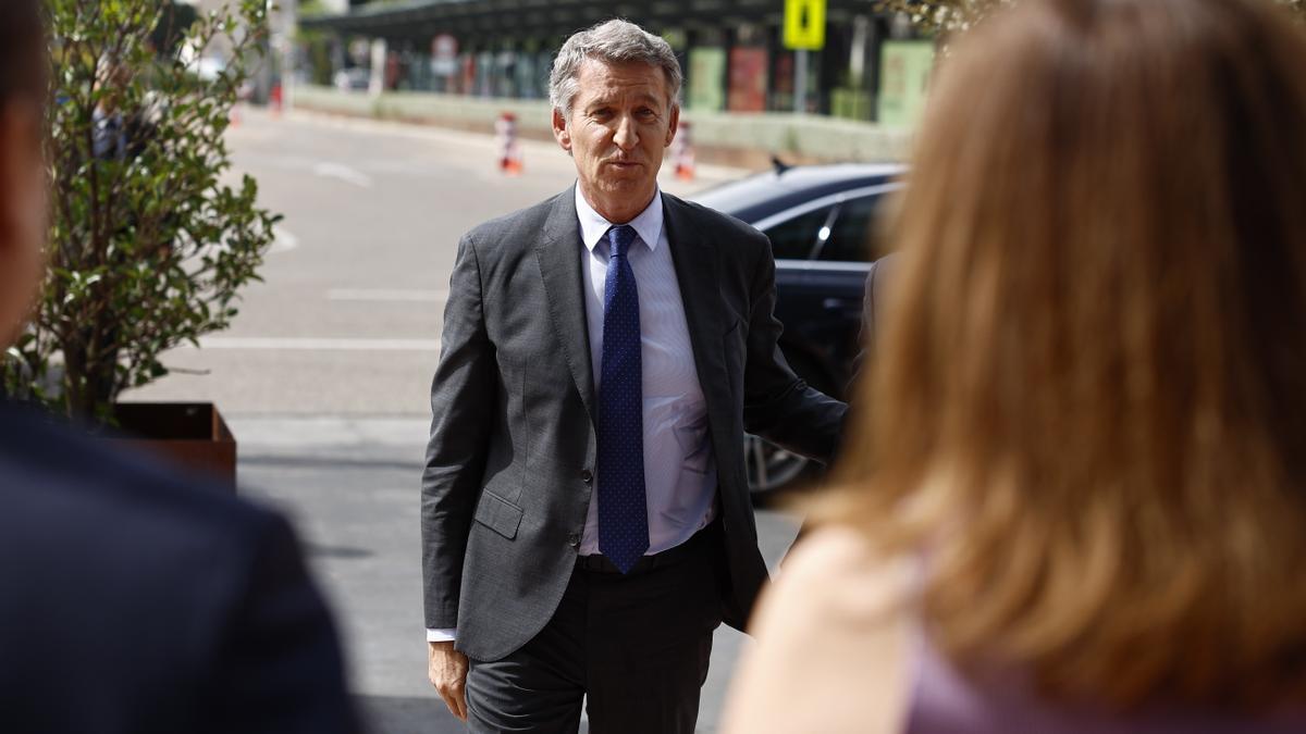 Feijóo a su llegada al XII Encuentro Sernauto celebrado este jueves en Madrid.