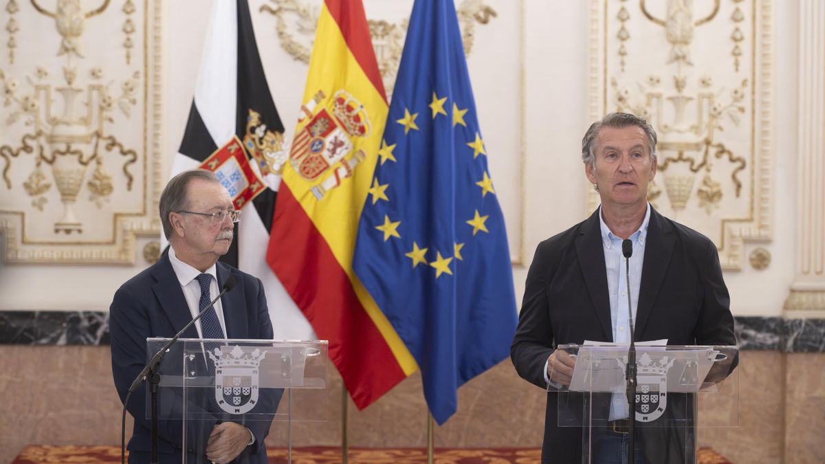 El presidente del Partido Popular, Alberto Núñez Feijóo (d), y el presidente de Ceuta, Juan Jesús Vivas (i), atienden a los medios de comunicación en el Palacio de la Asamblea de Ceuta.