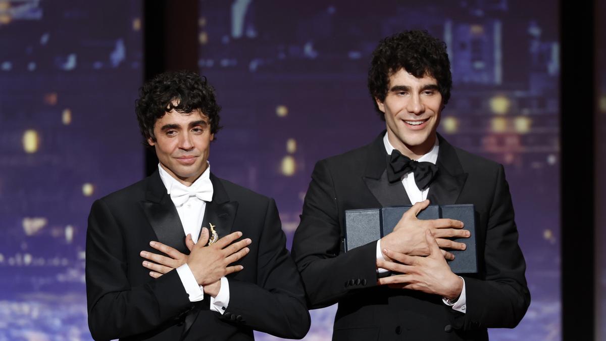 Los Javis reciben el premio a la mejor dirección por 'La bola negra' en Cannes.