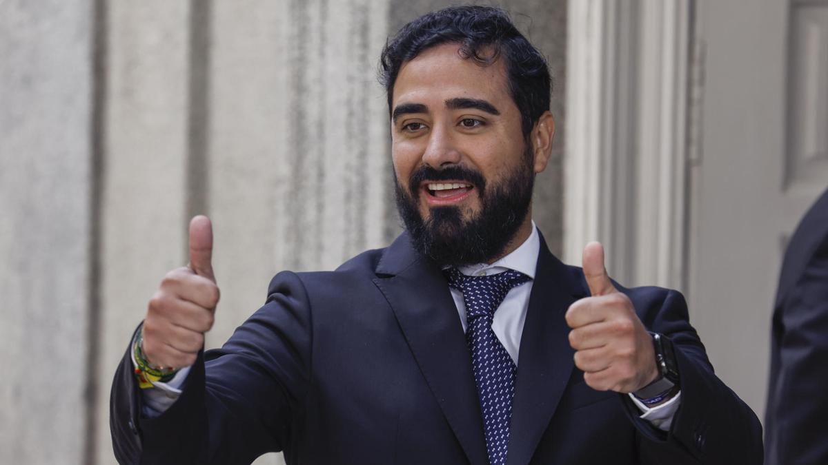Alvise Pérez saluda a su llegada al Tribunal Supremo