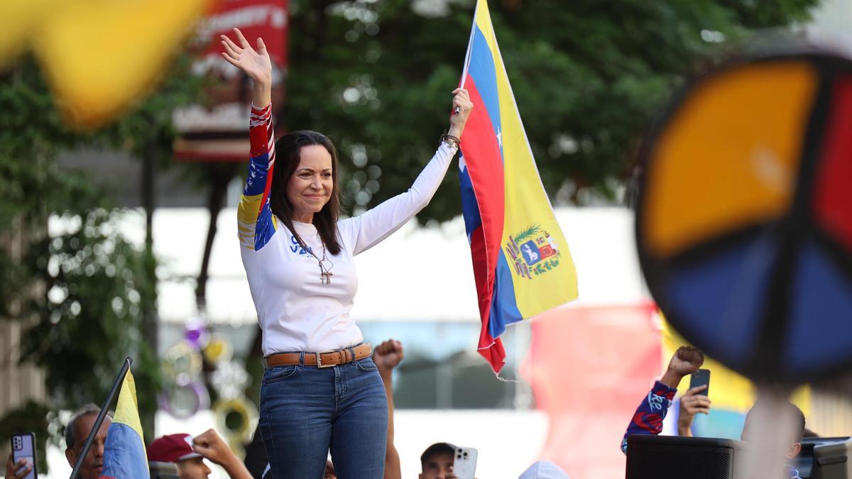 La líder antichavista María Corina Machado saluda a sus seguidores este jueves, en una manifestación en Caracas.