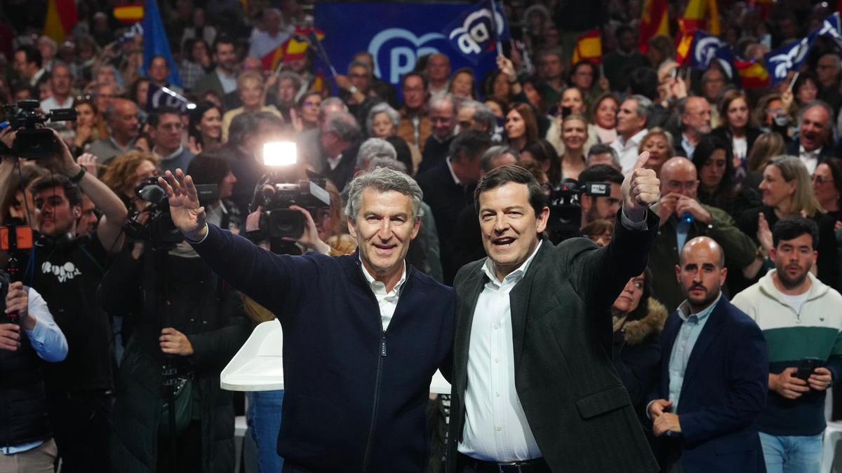 El líder del PP, Alberto Núñez Feijóo, junto al presidente de Castilla y León, Alfonso Fernández Mañueco