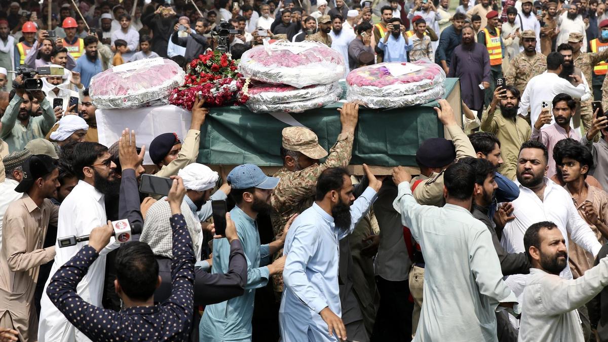 Soldados y ciudadanos del ejército pakistaní asisten al funeral de las víctimas del ataque con misiles indios en Muridke, provincia de Punjab, Pakistán.