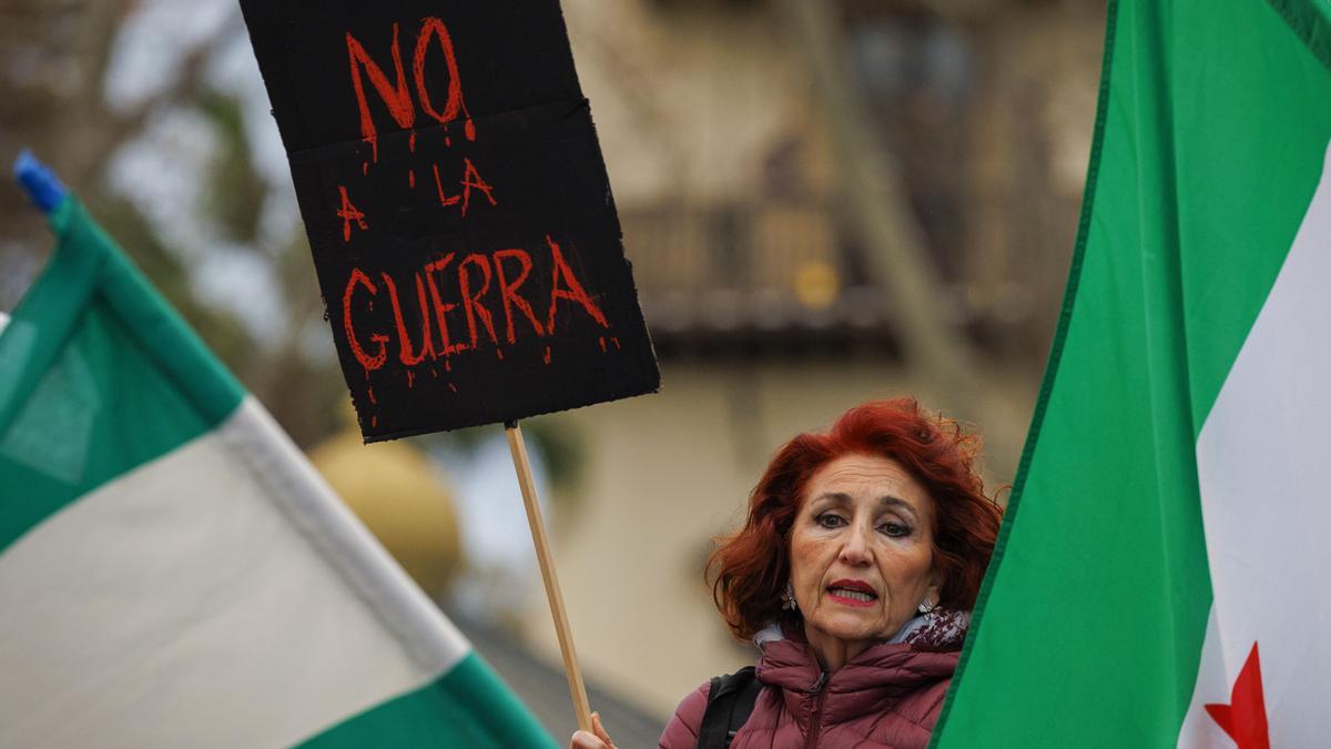 Unas 400 personas se concentran en Sevilla contra la guerra en Oriente Medio este jueves.