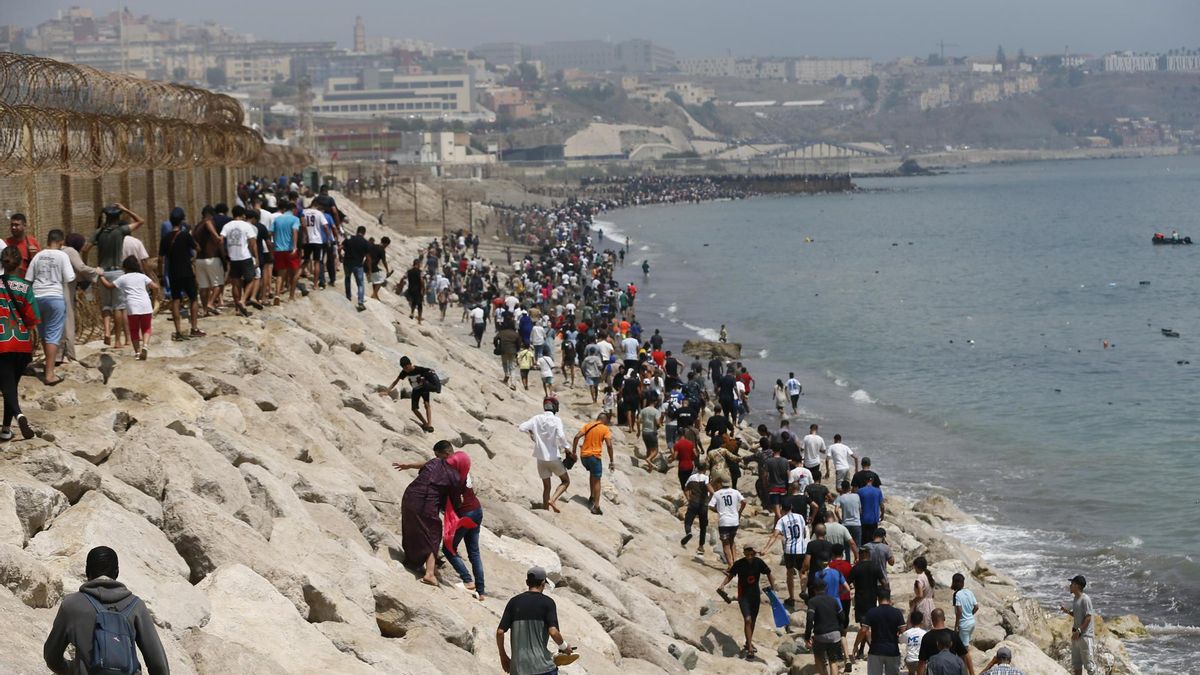 Miles de jóvenes marroquíes llegaron este jueves a la frontera entre Castillejos (Marruecos) y Ceuta para tratar de cruzar la valla que separa las dos ciudades.