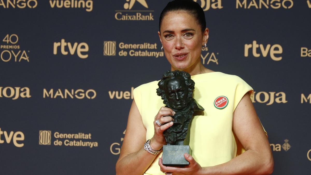 La actriz Patricia López Arnaiz posa con el Goya a mejor actriz protagonista por su trabajo en 'Los domingos', durante la ceremonia de entrega de los Premios Goya en su 40 edición, este sábado en el Auditorio Fórum CCIB de Barcelona.