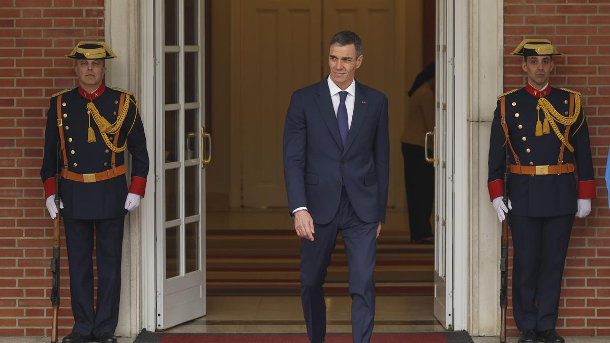 Pedro Sánchez, en el Palacio de la Moncloa antes de recibir al Gran Duque de Luxemburgo.