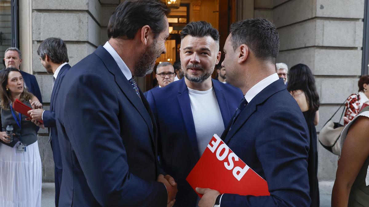 El ministro de Transportes y Movilidad Sostenible, Óscar Puente (i), conversa con el portavoz parlamentario de ERC, Gabriel Rufián (c), a su salida del Pleno del Congreso