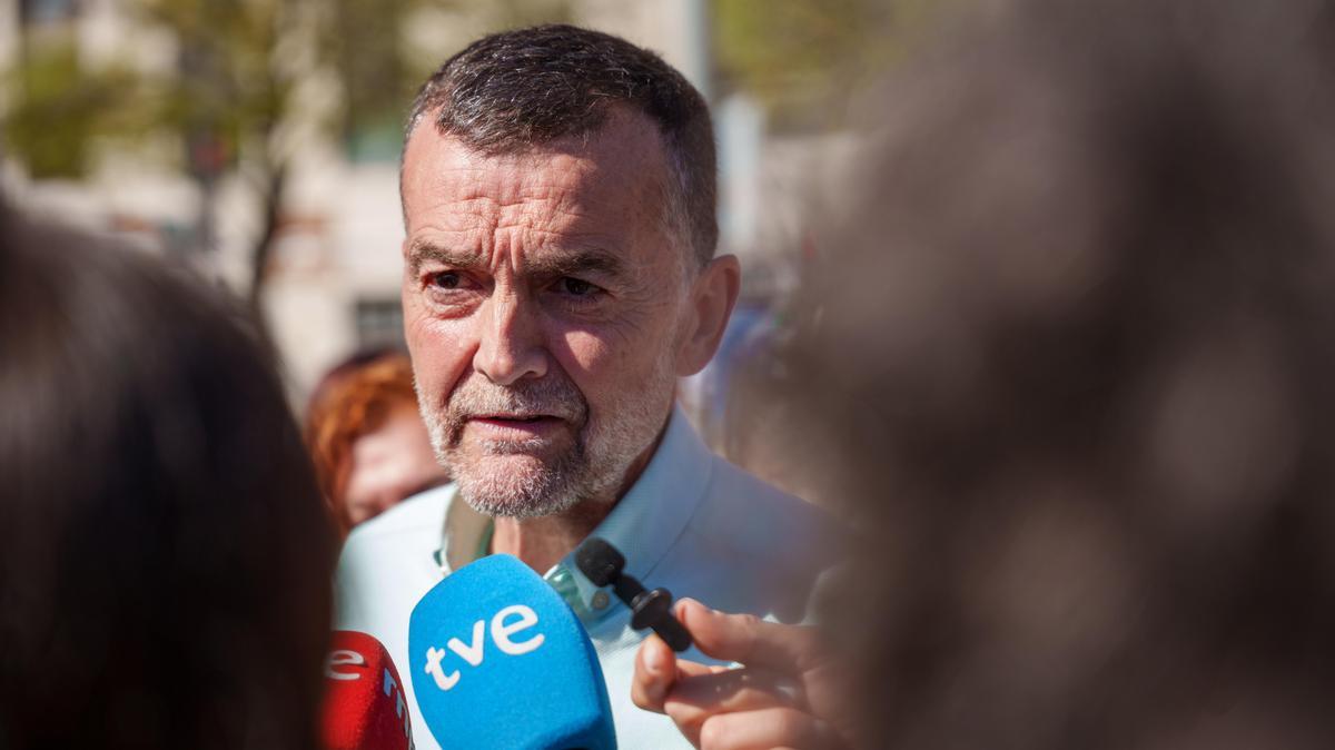 El coordinador federal de Izquierda Unida, Antonio Maíllo atiende a los medios.