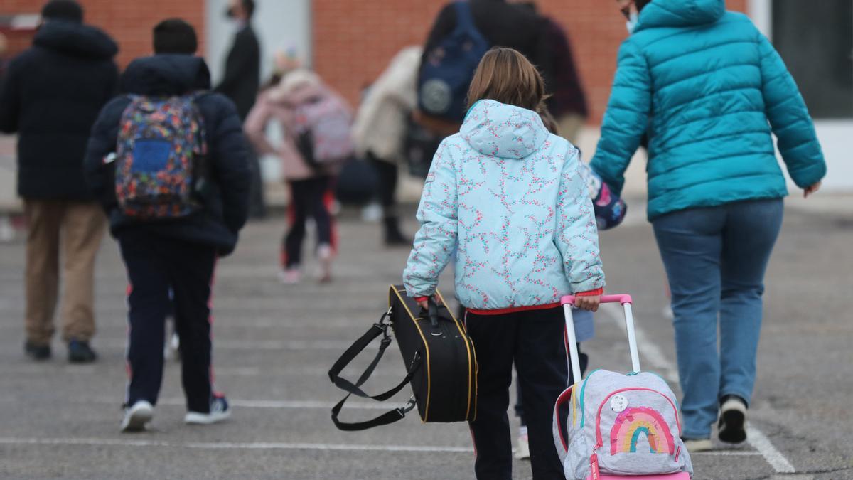 Una niña a su llegada al colegio.