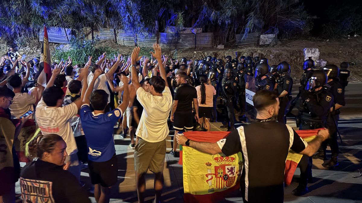 Decenas de manifestantes se enfrentan a la Policía en las inmediaciones de la playa del Trampolín, en Ceuta.
