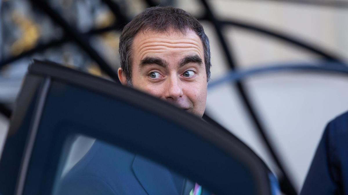 El primer ministro francés, Sébastien Lecornu, sale del Palacio del Elíseo.