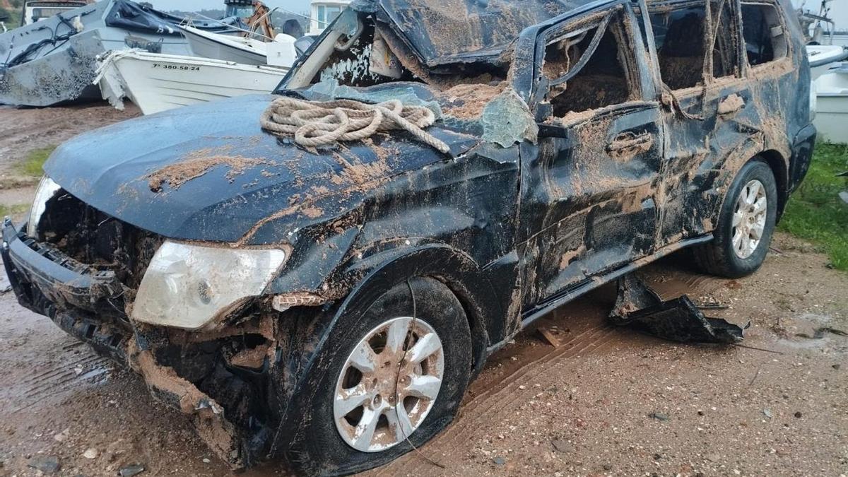 Así quedó el coche de Vigilancia Aduanera