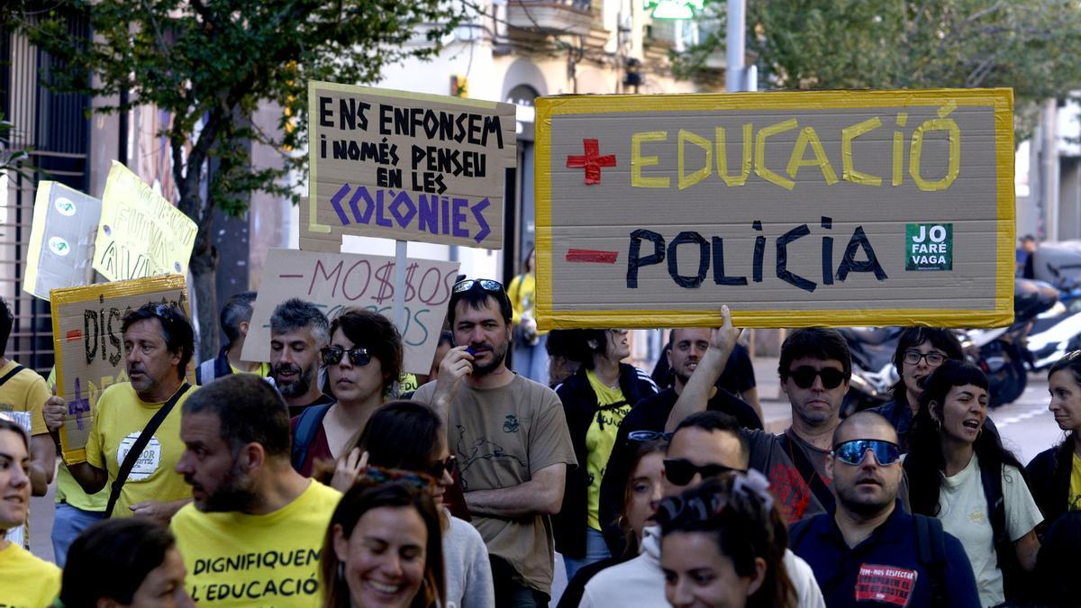 Centenares de docentes de Cataluña han cortado algunas de las principales carreteras en diversos puntos de la comunidad en la primera jornada de huelga del sector educativo.