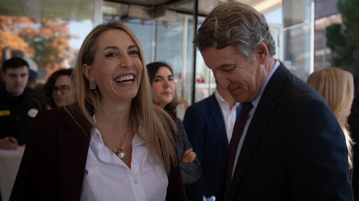 La presidenta de la Junta de Extremadura, María Guardiola, y el presidente del PP, Alberto Núñez Feijóo